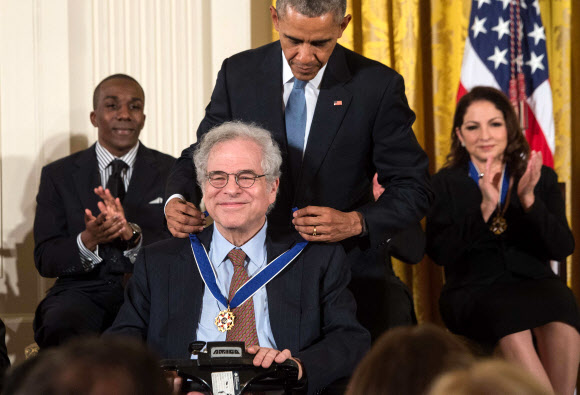 버락 오바마 미국 대통령이 24일(현지시간) 워싱턴 백악관에서 바이올리니스트 이작 펄만에게 대통령 훈장을 수여하고 있다. ⓒ AFPBBNews=News1