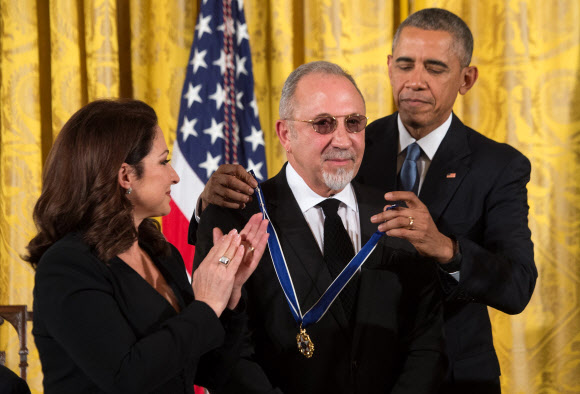 버락 오바마 미국 대통령이 24일(현지시간) 워싱턴 백악관에서 음악 프로듀서 에밀리오 에스테판 주니어에게 대통령 훈장을 수여하고 있다. ⓒ AFPBBNews=News1