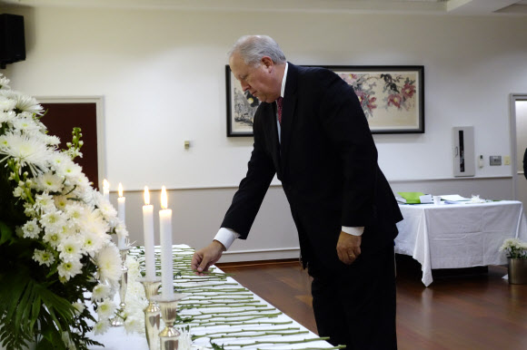 < YS 서거> 섀넌 미 국무부 정무차관 내정자 주미대사관 분향소 조문.