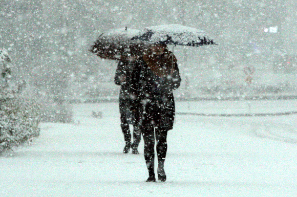 첫눈 내리는 날 출근길