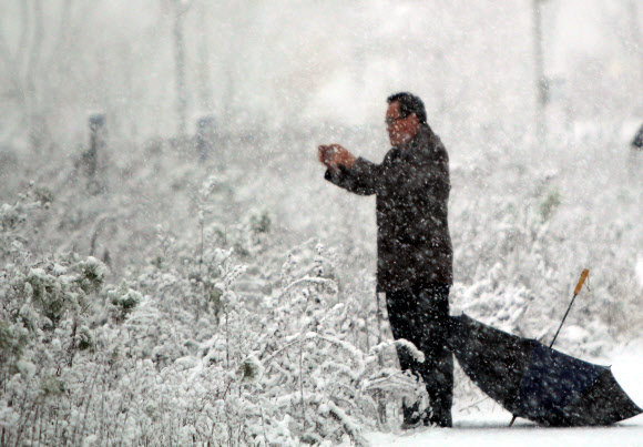 우산도 버린 채