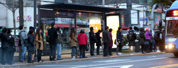 붐비는 미아역 인근 버스정류장