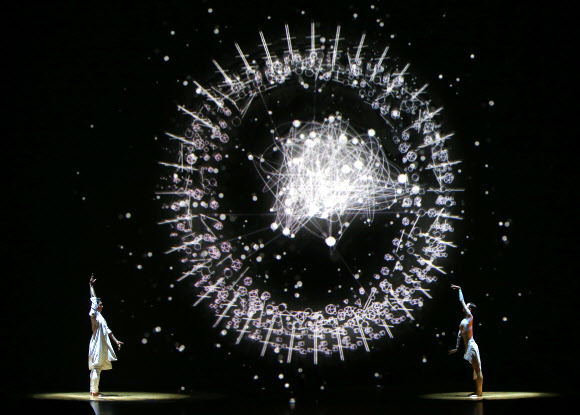 홀로그램을 활용한 축하공연