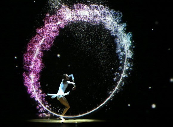 홀로그램을 활용한 축하공연