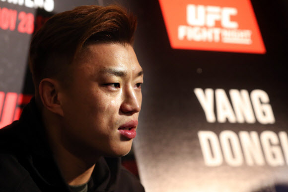 인터뷰 하는 양동기