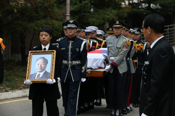 26일 서울대병원 빈소에서 군 의장대와 유족 관계자들이 고 김영삼 전 대통령  국가장 의전 예행 연습을 하고 있다. 연합뉴스