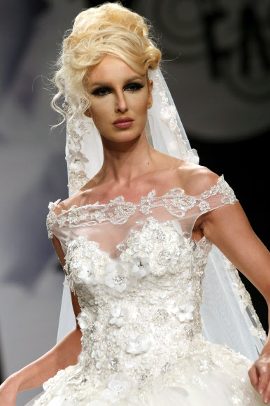 25일(현지시간) 쿠웨이트시티에서 열린 ‘패션 위크’에서 쿠웨이트 디자이너 라티파의 작품을 모델이 선보이고 있다. ⓒ AFPBBNews=News1