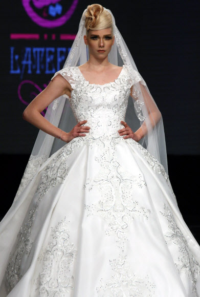 25일(현지시간) 쿠웨이트시티에서 열린 ‘패션 위크’에서 쿠웨이트 디자이너 라티파의 작품을 모델이 선보이고 있다. ⓒ AFPBBNews=News1