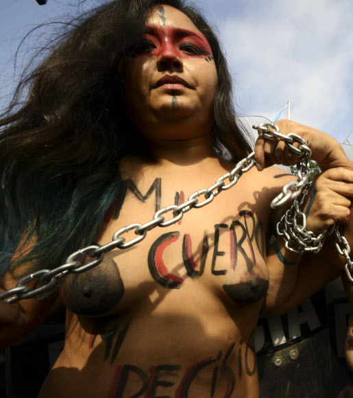 수백명의 운동가들이 25일(현지시간) 리마에서 세계여성폭력 추방의 날을 기념하는 시위에 참여하고 있다.  ⓒ AFPBBNews=News1