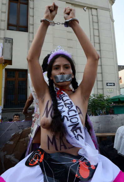 수백명의 운동가들이 25일(현지시간) 리마에서 세계여성폭력 추방의 날을 기념하는 시위에 참여하고 있다.  ⓒ AFPBBNews=News1