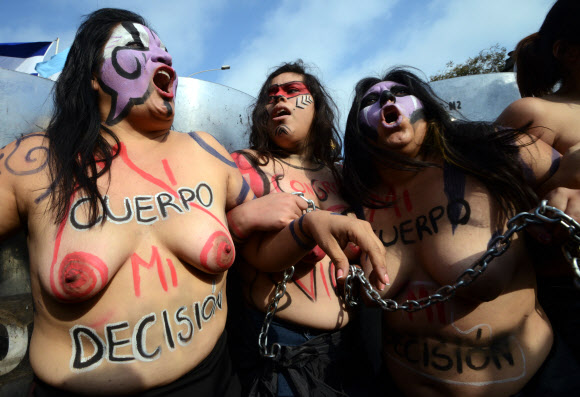 수백명의 운동가들이 25일(현지시간) 리마에서 세계여성폭력 추방의 날을 기념하는 시위에 참여하고 있다.  ⓒ AFPBBNews=News1