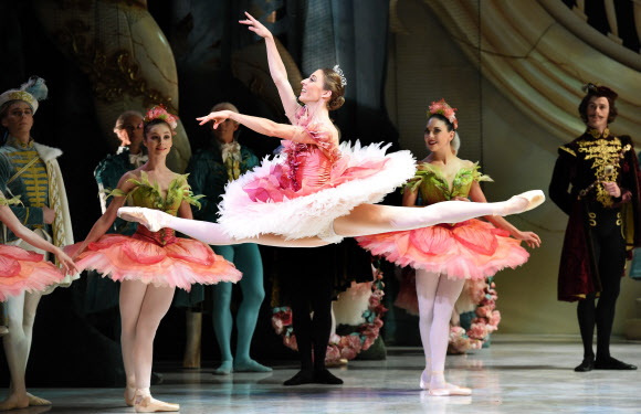 발레리나 라나 존스(가운데)가 26일 시드니 오페라 하우스에서 호주 발레 프로덕션의 잠자는 숲속의 공주 드레스 리허설 동안 공주 오로라의 파트를 춤추고 있다. ⓒ AFPBBNews=News1