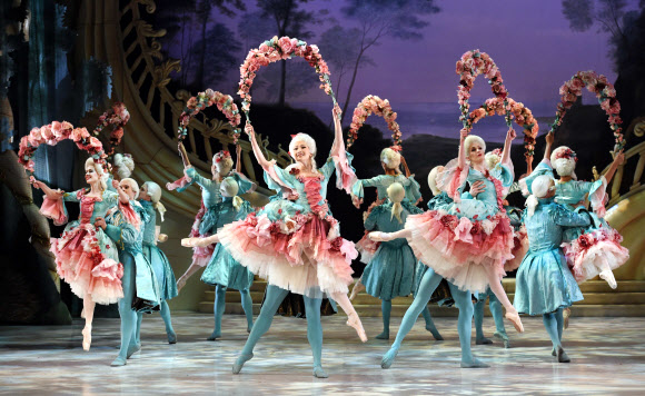 발레리나들이 26일 시드니 오페라 하우스에서 호주 발레 프로덕션의 잠자는 숲속의 공주 드레스 리허설 동안 춤을 추고 있다. ⓒ AFPBBNews=News1