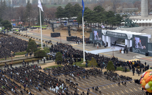 故김영삼 前대통령의 국가장 영결식이 국회에서 진행되고 있다. 김명국 전문기자 daunso@seoul.co.kr