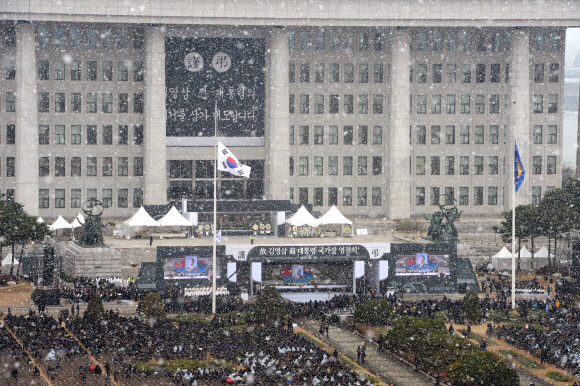 故 김영삼 전 대통령의 영결식이 26일 오후 서울 국회앞마당에서 거행 되고 있다. 김명국 전문기자 daunso@seoul.co.kr