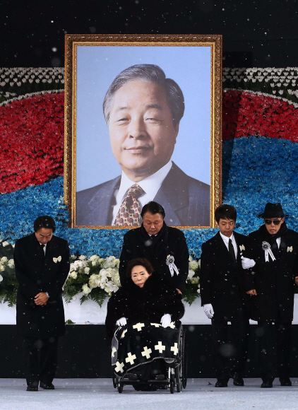 김영삼 전 대통령 국가장 영결식이 26일 국회에서 거행됐다. 손명순 여사를 비롯한 유가족이 분향하고 자리로 돌아오고 있다. 김명국 전문기자 daunso@seoul.co.kr