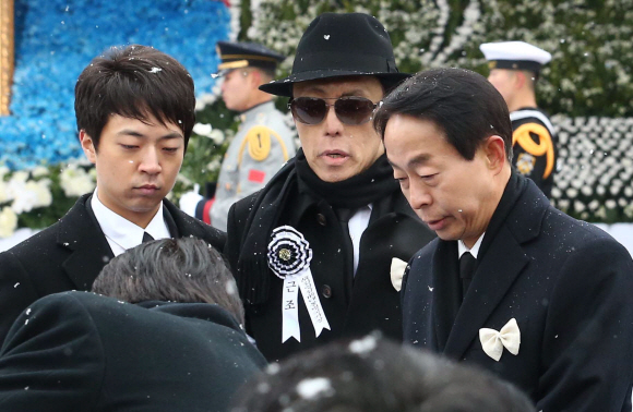 김영삼 전 대통령 국가장 영결식이 26일 국회에서 거행됐다. 장남 은철씨와 차남 현철씨 등 유가족이 분향을 마친 뒤 자리로 돌아오고 있다. 김명국 전문기자 daunso@seoul.co.kr