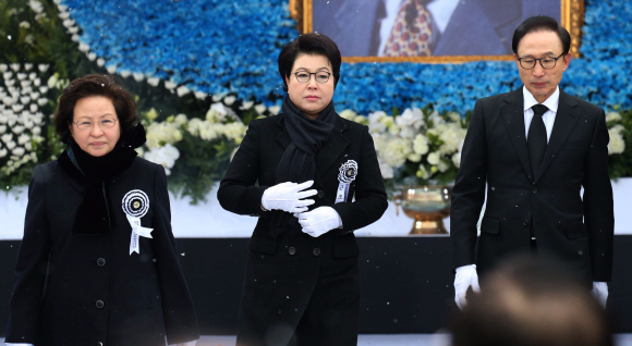 김영삼 전 대통령 국가장 영결식이 26일 국회에서 거행됐다. 이명박 전 대통령 부부와 권양숙 여사가 분향을 마친 뒤 자리로 돌아오고 있다. 김명국 전문기자 daunso@seoul.co.kr