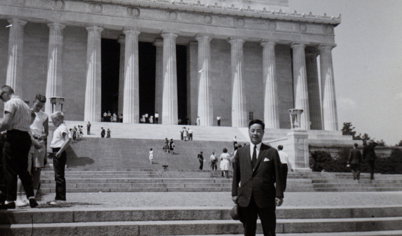 워싱턴 방문 1964년 5월 미국 국무부 초청으로 워싱턴을 방문해 미 정부기관을 시찰할 당시 링컨기념관 앞에서 찍은 사진. 연합뉴스
