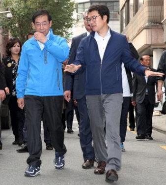 박원순(왼쪽) 서울시장과 정원오 성동구청장이 지난달 22일 성수동을 돌아보며 발전 계획을 논의하고 있다. 성동구 제공