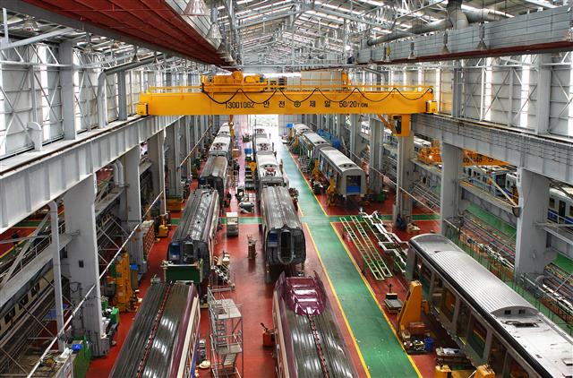 26일 경남 창원시 의창구 창원국가산업단지 내 현대로템 철도공장에서 호남고속철에 투입될 차량이 제작되고 있다. 현대로템 제공