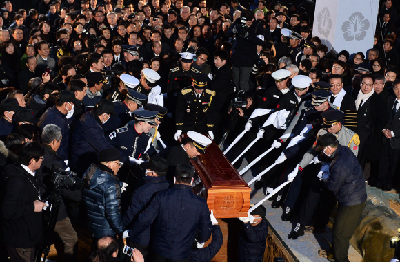 김영삼 전 대통령의 국가장이 엄수된 26일 국립서울현충원에서 안장식이 거행되고 있다. 박윤슬 기자 seul@seoul.co.kr