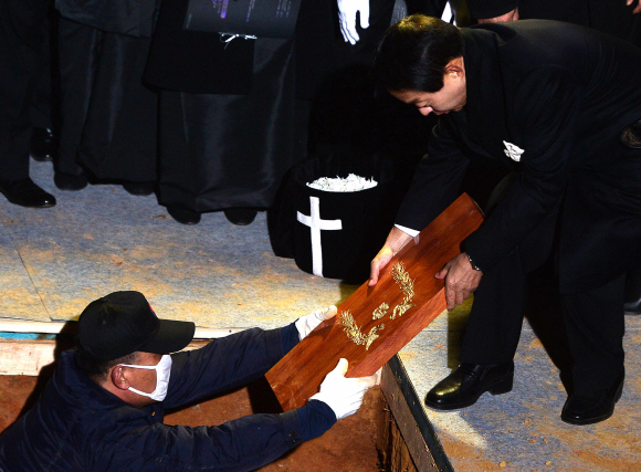 김영삼 전 대통령의 국가장이 엄수된 26일 국립서울현충원에서 안장식이 거행되고 있다. 박윤슬 기자 seul@seoul.co.kr