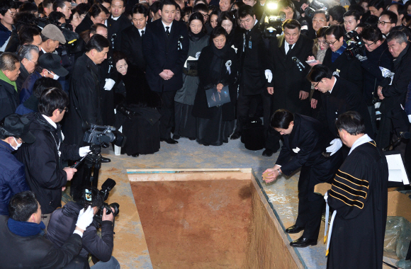 김영삼 전 대통령의 국가장이 엄수된 26일 국립서울현충원에서 안장식이 거행되고 있는 가운데 김 전 대통령의 차남 현철씨가 꽃을 뿌리고 있다. 박윤슬 기자 seul@seoul.co.kr