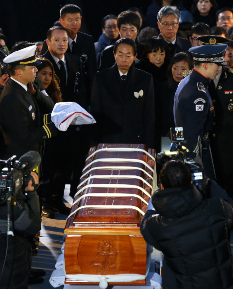 김영삼 전 대통령의 국가장이 엄수된 26일 오후 서울 동작구 국립서울현충원에서 거행된 안장식에서 김 전 대통령의 차남 현철씨가 관을 바라보고 있다.  연합뉴스