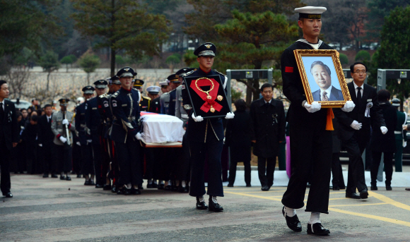 26일 서울 동작동 국립 현충원에서 고 김영삼 대통령의 안장식이 엄수되기 위해 운구가 제단으로 향하고 있다. 사진공동취재단