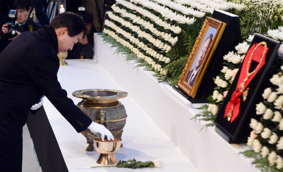 26일 서울 동작동 국립 현충원에서 고 김영삼 대통령의 안장식 엄수되는 가운데 유가족 대표로 차남 김현철씨가 헌화와 분향을 하고 있다. 사진공동취재단