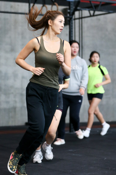 참가자들과 함께 워밍업하는 유승옥