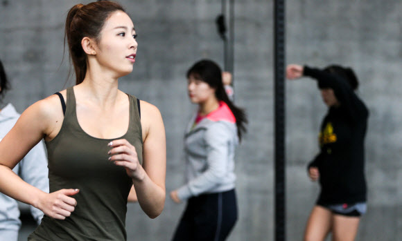 참가자들과 함께 워밍업하는 유승옥