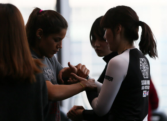 직접 기술 지도하는 줄리아나 페나