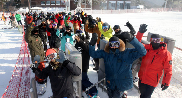 ’겨울아 반갑다’…강원 스키장 시즌 개막