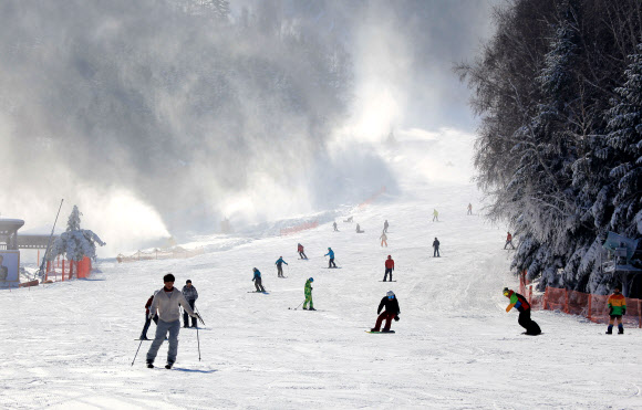 은빛 설원이 반가운 스키어