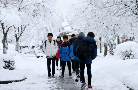 눈 내린 등굣길