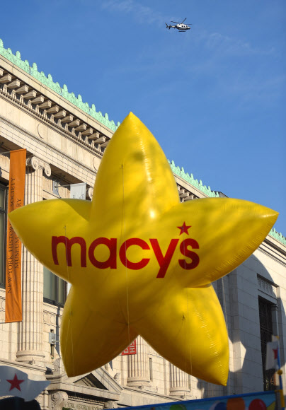 26일(현지시각) 뉴욕에서 열린 89번째 ‘메이시스 추수감사절 퍼레이드’에서 ‘메이시스 별’ 풍선이 지나가고 있다.   ⓒ AFPBBNews=News1