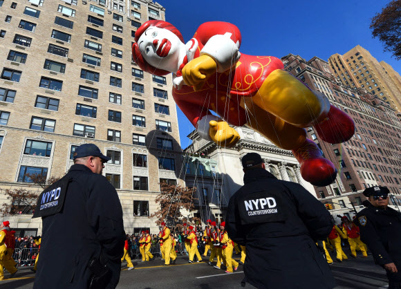 뉴욕시 경찰이 26일(현지시각) 뉴욕에서 열린 89번째 ‘메이시스 추수감사절 퍼레이드’를 지켜보며 삼엄한 경계를 펼치고 있다.   ⓒ AFPBBNews=News1
