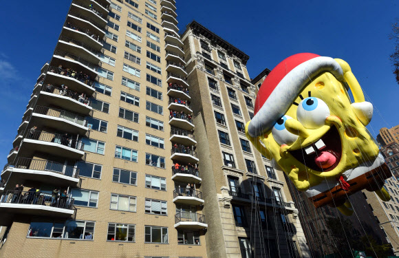 26일(현지시각) 뉴욕에서 열린 89번째 ‘메이시스 추수감사절 퍼레이드’에서 ‘스펀지밥’ 풍선이 지나가고 있다.   ⓒ AFPBBNews=News1