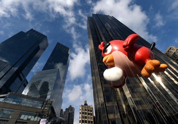 26일(현지시각) 뉴욕에서 열린 89번째 ‘메이시스 추수감사절 퍼레이드’에서 ‘앵그리버드’ 풍선이 지나가고 있다.   ⓒ AFPBBNews=News1