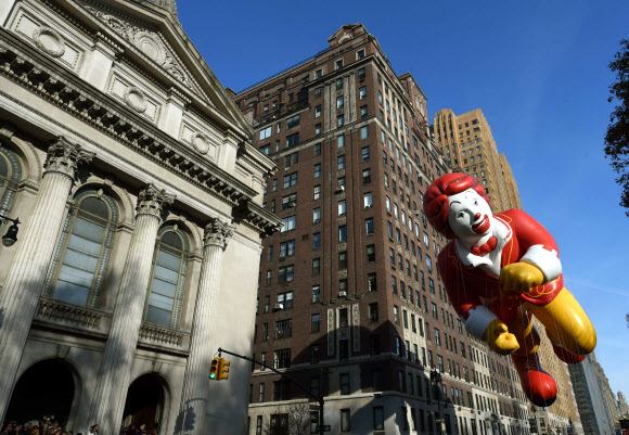 26일(현지시각) 뉴욕에서 열린 89번째 ‘메이시스 추수감사절 퍼레이드’에서 ‘로널드 맥도날드’ 풍선이 지나가고 있다.   ⓒ AFPBBNews=News1