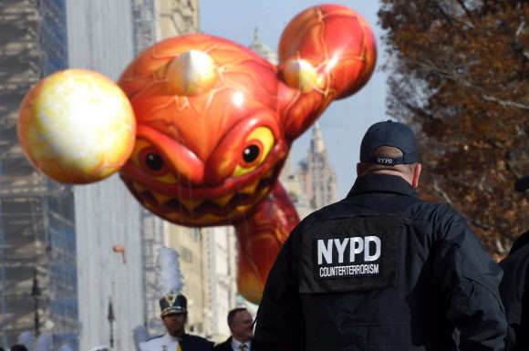 뉴욕시 경찰이 26일(현지시각) 뉴욕에서 열린 89번째 ‘메이시스 추수감사절 퍼레이드’를 지켜보며 삼엄한 경계를 펼치고 있다.   ⓒ AFPBBNews=News1