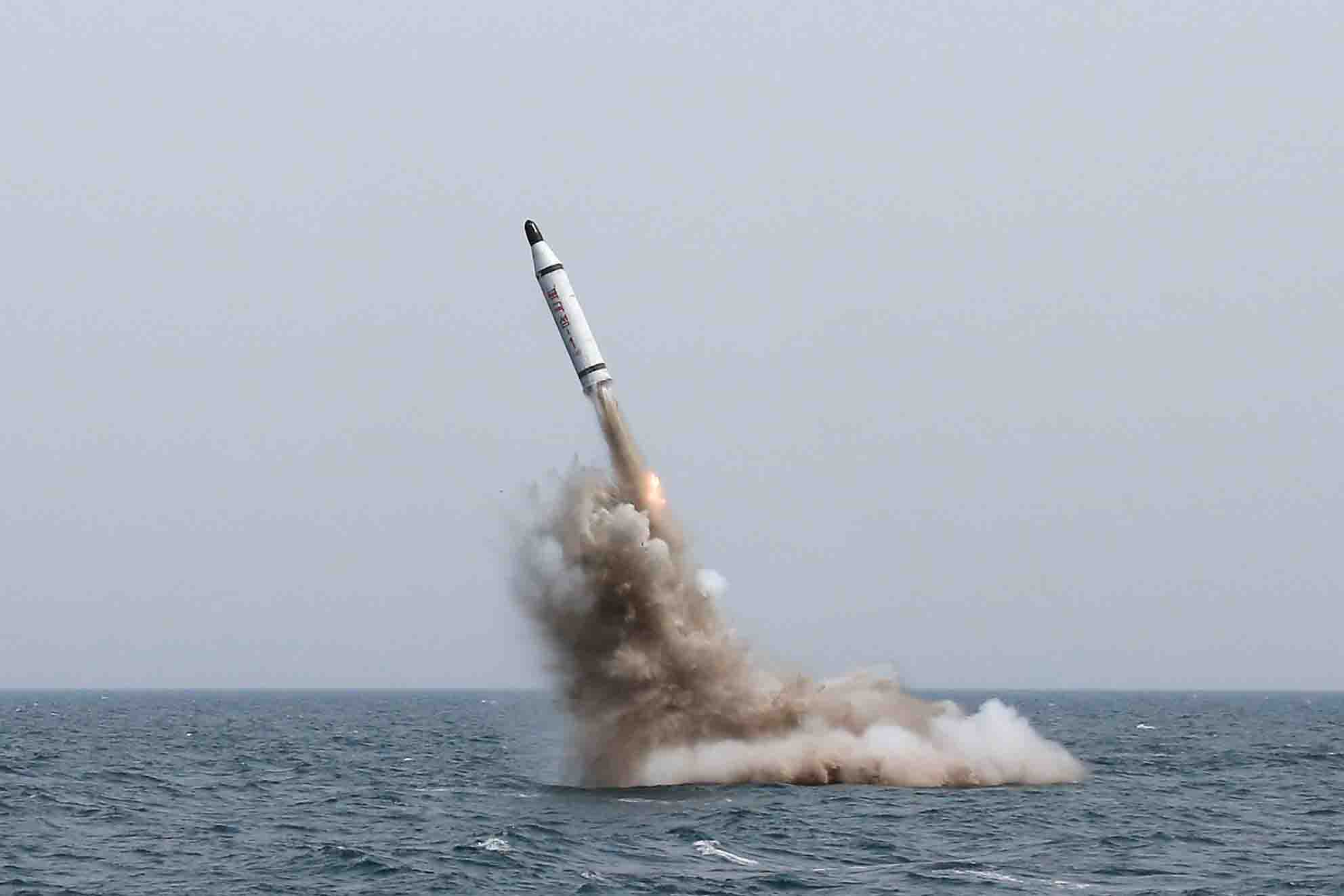 사진은 지난 5월 북한이 전략잠수함에서 탄도탄수중시험발사라며 보도한 장면.