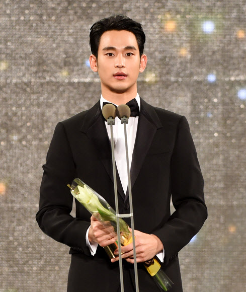 ’2015 APAN 스타 어워즈’ 대상에 ’프로듀사’의 김수현