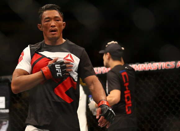 28일 오후 서울 송파구 올림픽체조경기장에서 열린 ‘UFC 파이트 나이트 서울’ 9경기를 마친 추성훈이 가슴에 손을 얹고 옥타곤을 돌며 경기 결과를 기다리고 있다. 연합뉴스