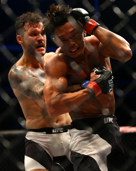 28일 오후 서울 송파구 올림픽체조경기장에서 열린 ‘UFC 파이트 나이트 서울’ 9경기에서 추성훈이 브라질 알베르토 미나의 공격을 피하고 있다.  연합뉴스