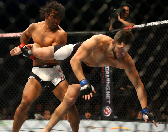 28일 오후 서울 송파구 올림픽체조경기장에서 열린 ‘UFC 파이트 나이트 서울’ 메인 이벤트 경기에서 벤슨 헨더슨이 조지 마스비달에게 태클 공격을 시도하고 있다. 연합뉴스