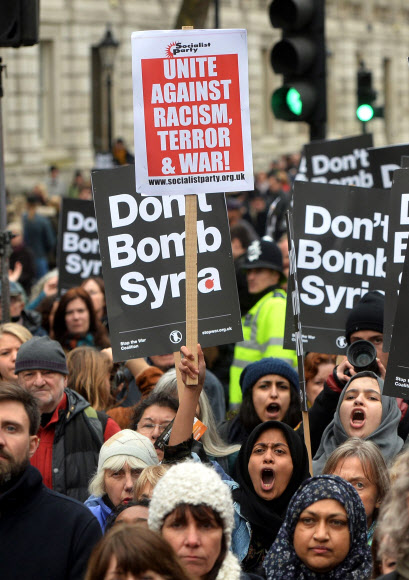 “시리아 폭격 반대” 시위하는 英 시민 