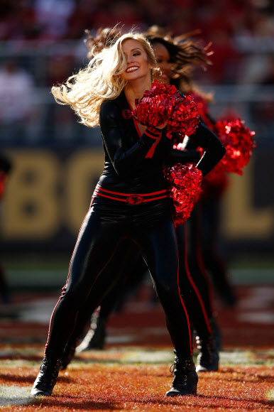 샌프란시스코 포티나이너스 골드 러시 응원단이 29일(현지시간) 캘리포니아 산타클라라 리바이스 스타디움에서 애리조나 카디널스와의 경기 중 공연을 펼치고 있다. ⓒ AFPBBNews=News1